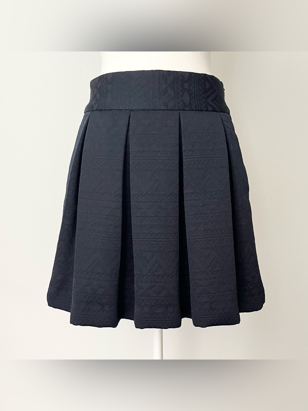 Banana Republic Black Pleated Skirt Ikat Weave Size 0 Minimalist Preppy Classic